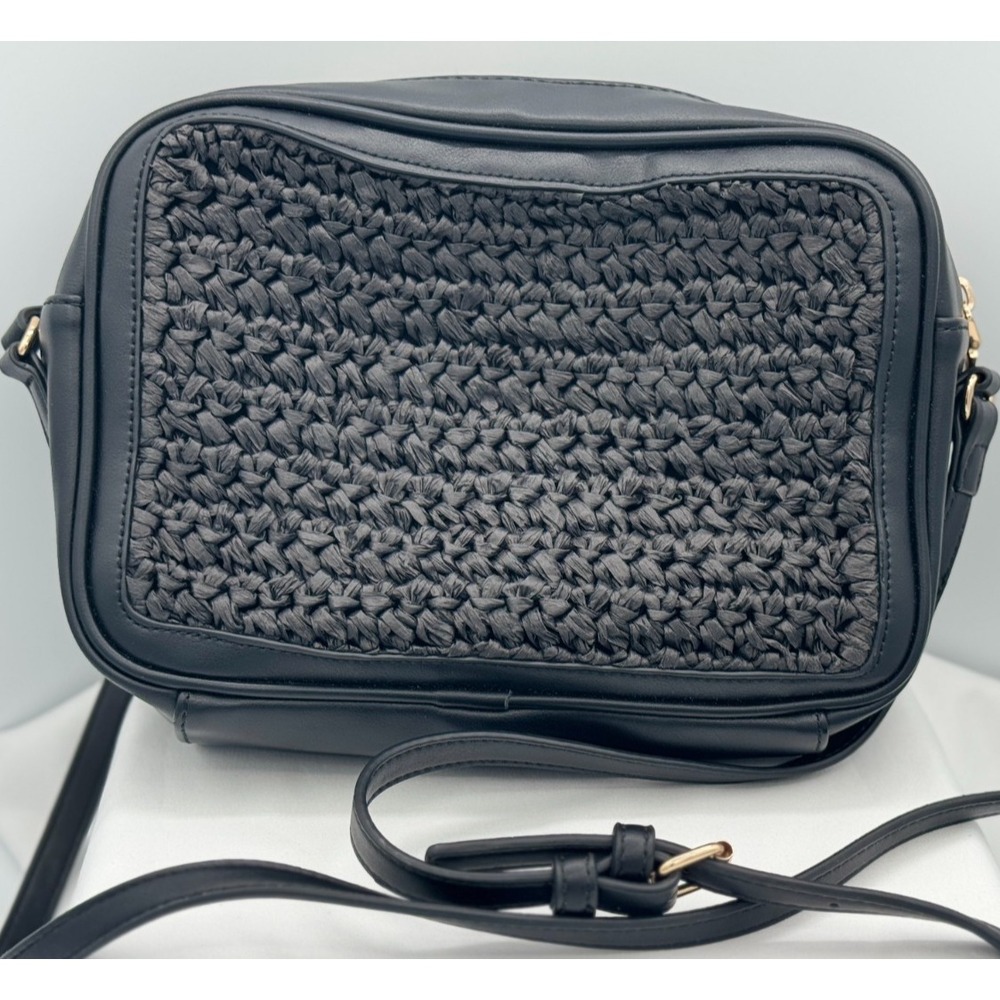 Banana Republic Crossbody Purse - Black - App 9 1/2 x 6 1/2 -Very Good Condition